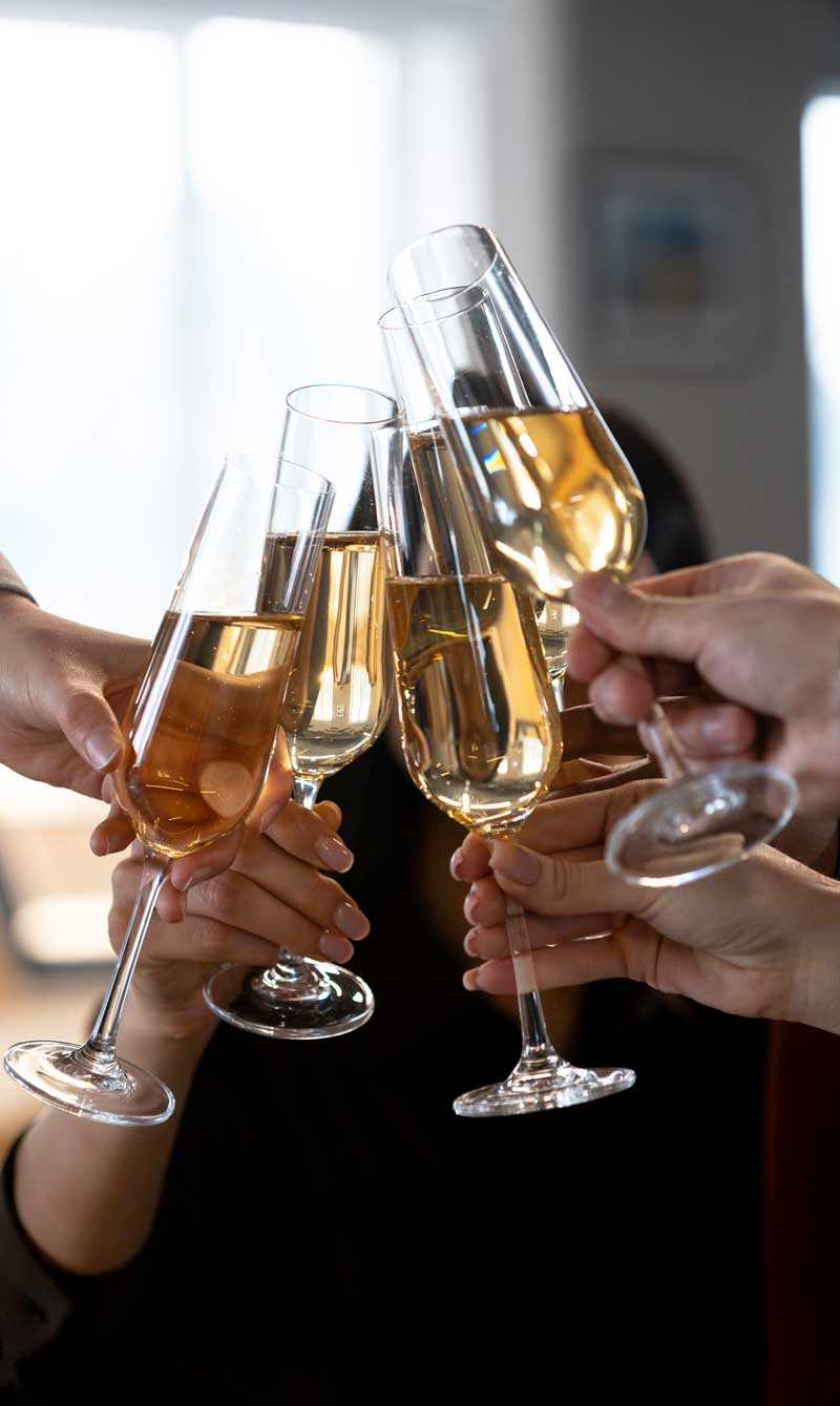 Taças de espumantes se tocando em celebração.